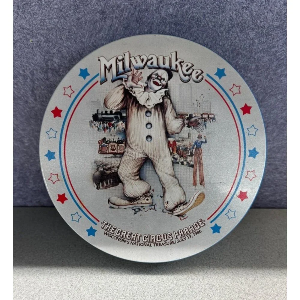 1986 The Great Milwaukee Circus Parade Commemorative Tin Carousel Frosted Animal
